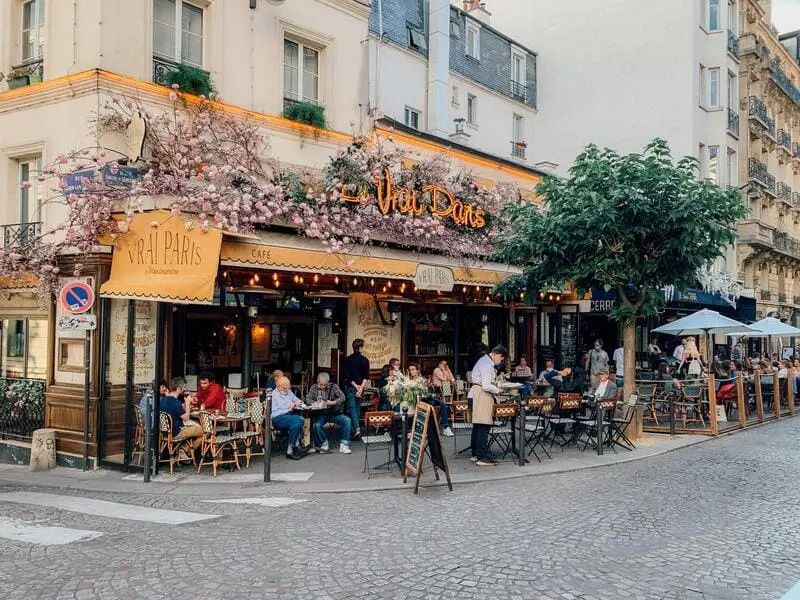 terrasse bar restaurant chaises bois parasols Paris
